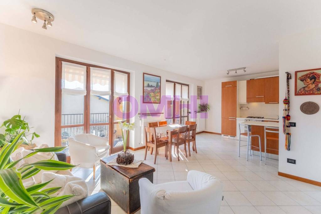 appartamento in vendita a Vergiate in zona Corgeno