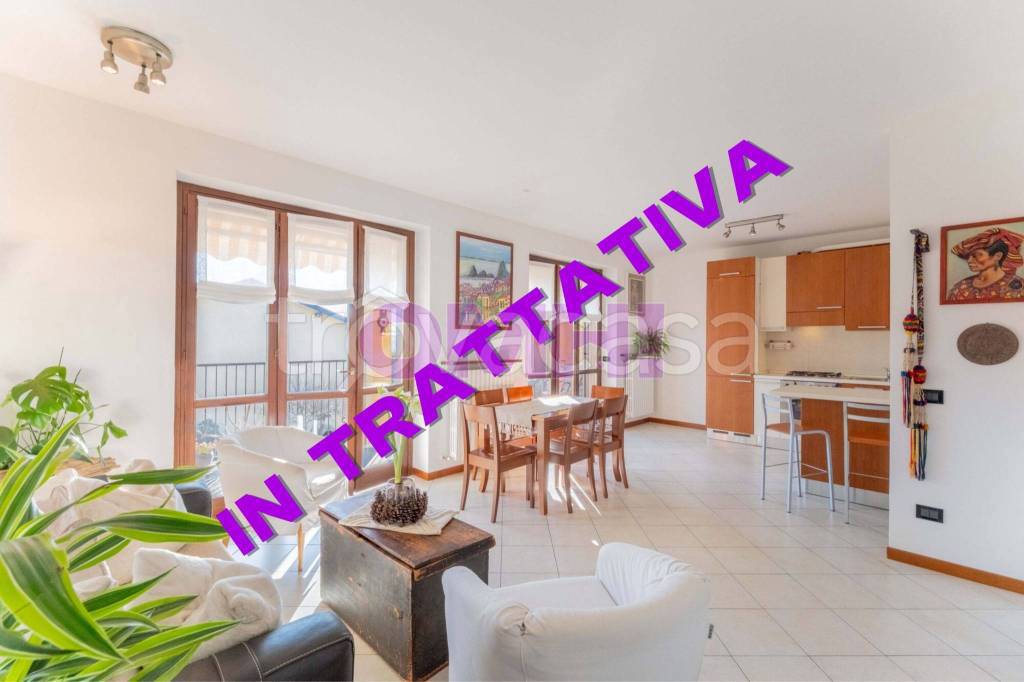 appartamento in vendita a Vergiate in zona Corgeno