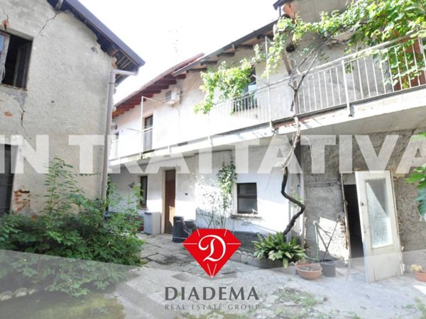 casa semindipendente in vendita a Vergiate in zona Cimbro