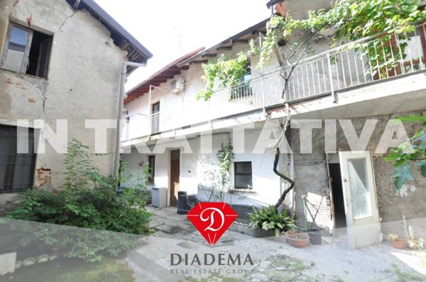 casa indipendente in vendita a Vergiate in zona Cimbro