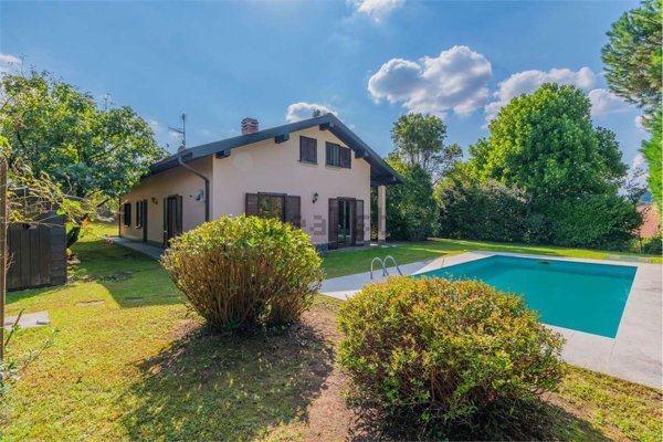 casa indipendente in vendita a Vergiate in zona Corgeno