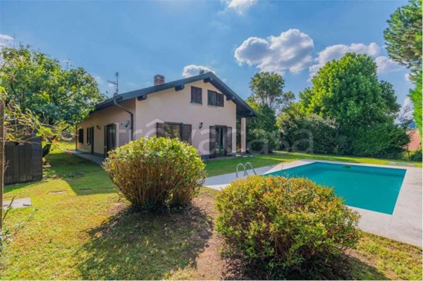 casa indipendente in vendita a Vergiate in zona Corgeno