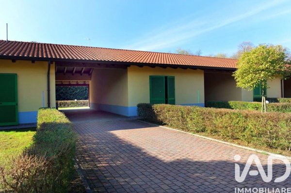 casa indipendente in vendita a Vergiate in zona Corgeno