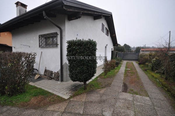 casa indipendente in vendita a Vergiate in zona Sesona