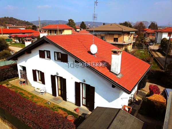 casa indipendente in vendita a Vergiate in zona Sesona