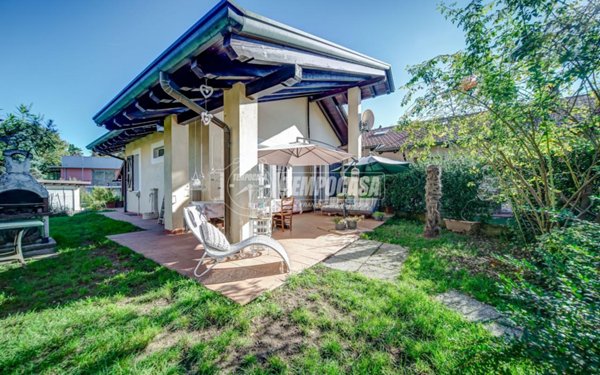 casa indipendente in vendita a Vergiate