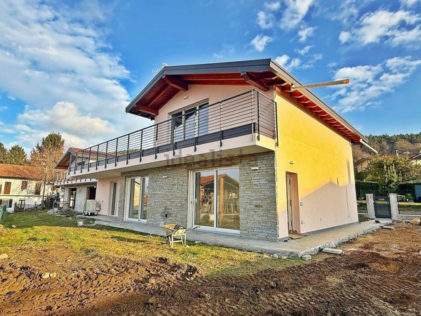 casa indipendente in vendita a Vergiate in zona Corgeno