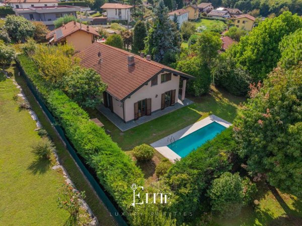 casa indipendente in vendita a Vergiate in zona Corgeno