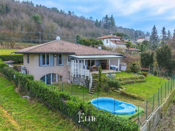 casa indipendente in vendita a Vergiate in zona Corgeno