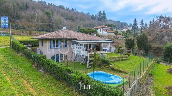 casa indipendente in vendita a Vergiate in zona Corgeno