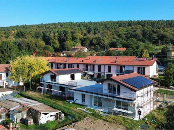 casa indipendente in vendita a Vergiate in zona Corgeno
