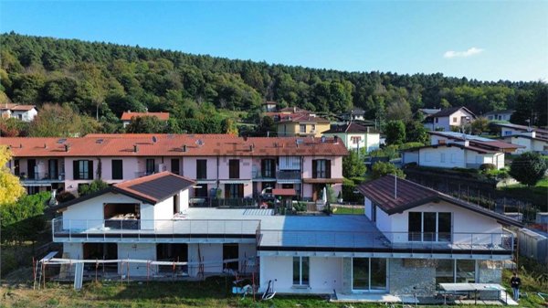 casa indipendente in vendita a Vergiate in zona Corgeno