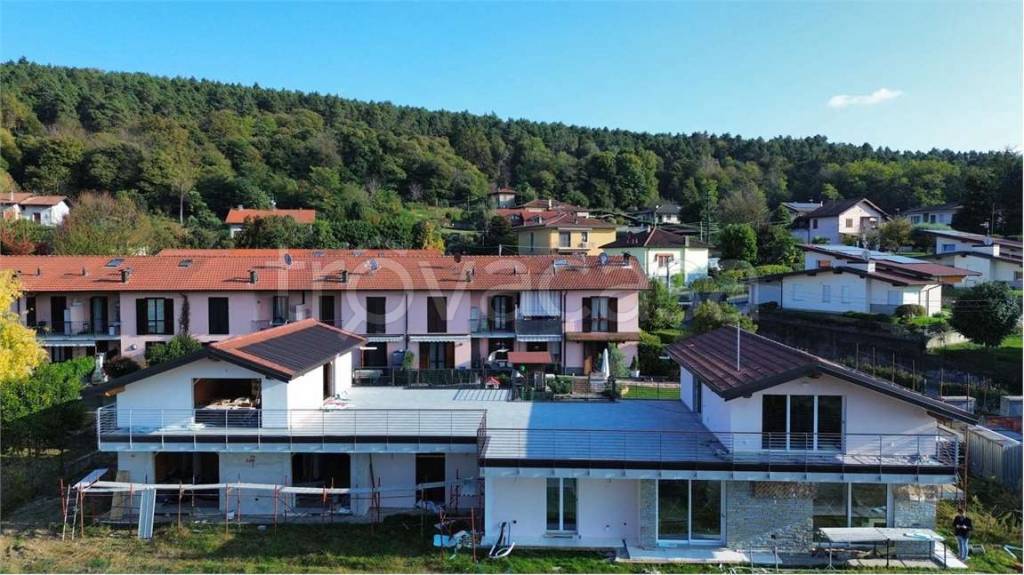 casa indipendente in vendita a Vergiate in zona Corgeno