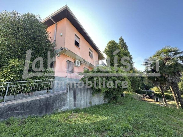 casa indipendente in vendita a Vergiate