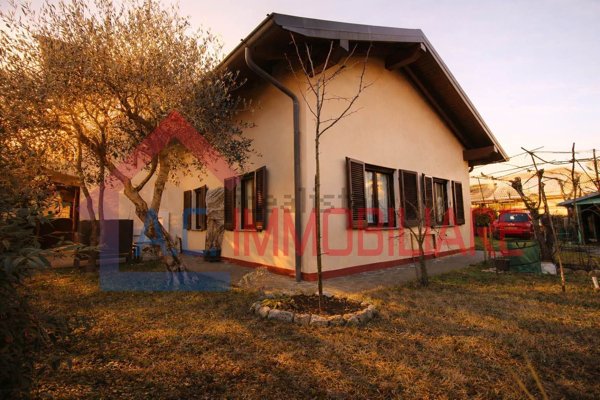 casa indipendente in vendita a Vergiate