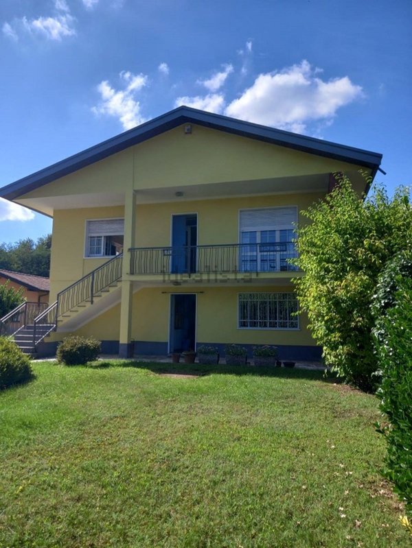 casa indipendente in vendita a Vergiate in zona Corgeno