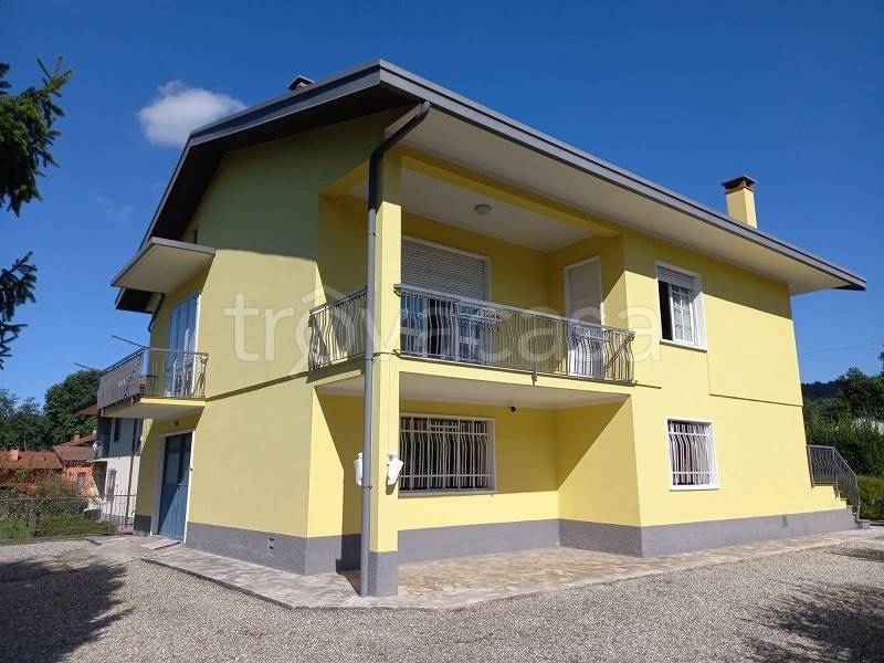 casa indipendente in vendita a Vergiate in zona Corgeno
