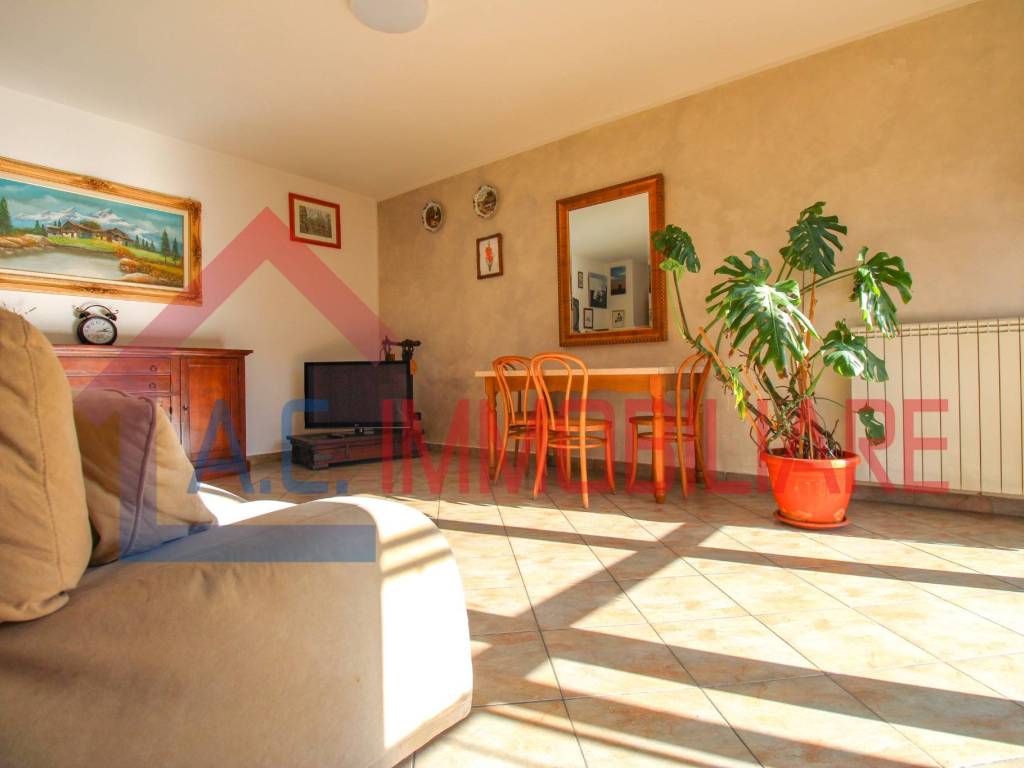 appartamento in vendita a Vergiate in zona Corgeno