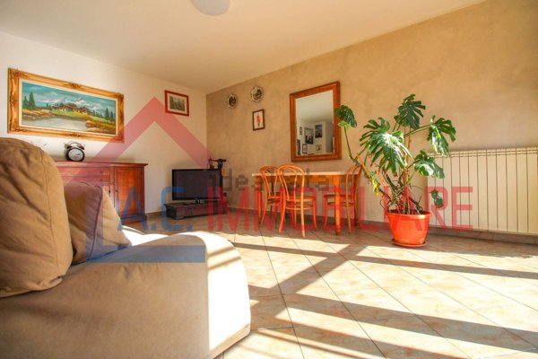 appartamento in vendita a Vergiate in zona Corgeno