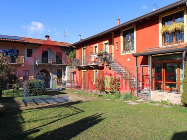 casa indipendente in vendita a Vergiate in zona Corgeno