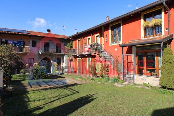 casa indipendente in vendita a Vergiate in zona Corgeno