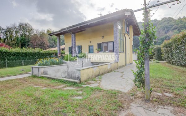 casa indipendente in vendita a Vergiate in zona Cuirone