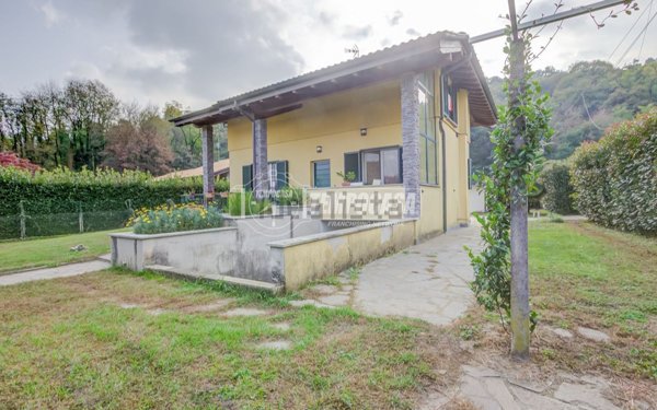 casa indipendente in vendita a Vergiate in zona Cimbro