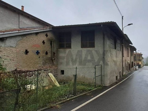 casa indipendente in vendita a Vergiate in zona Cuirone