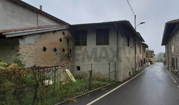 casa indipendente in vendita a Vergiate in zona Cuirone