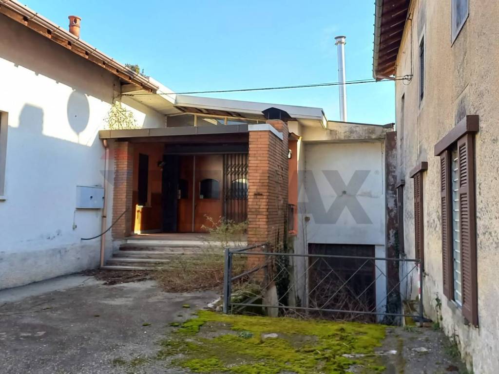 negozio in vendita a Vergiate in zona Cimbro