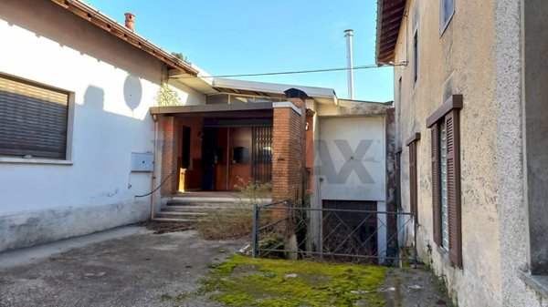 appartamento in vendita a Vergiate in zona Cimbro