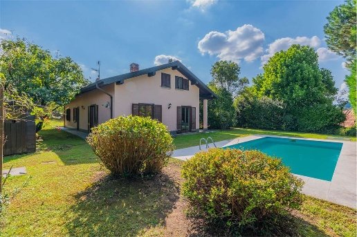 casa indipendente in vendita a Vergiate in zona Corgeno