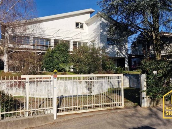 casa indipendente in vendita a Vergiate