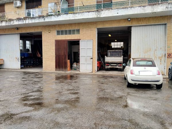 locale commerciale in vendita a Vergiate