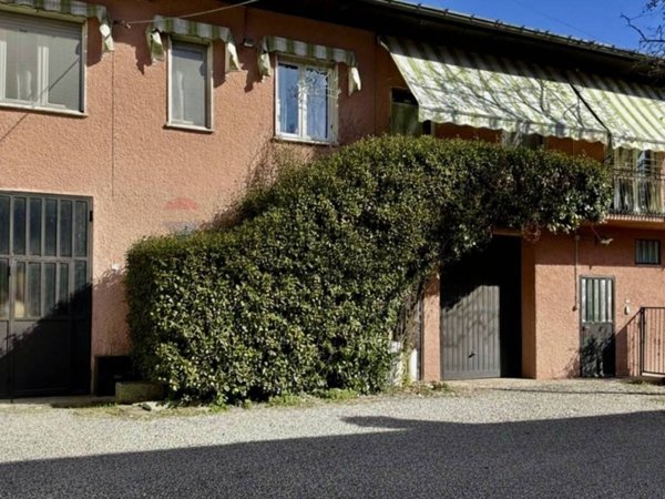 casa indipendente in vendita a Vergiate in zona Cuirone