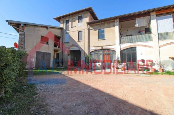 casa indipendente in vendita a Vergiate