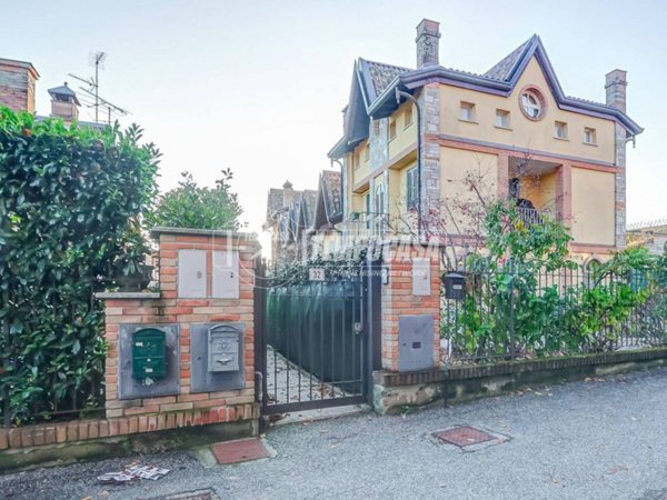 casa indipendente in vendita a Vergiate in zona Cimbro