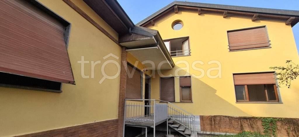 casa indipendente in vendita a Vergiate