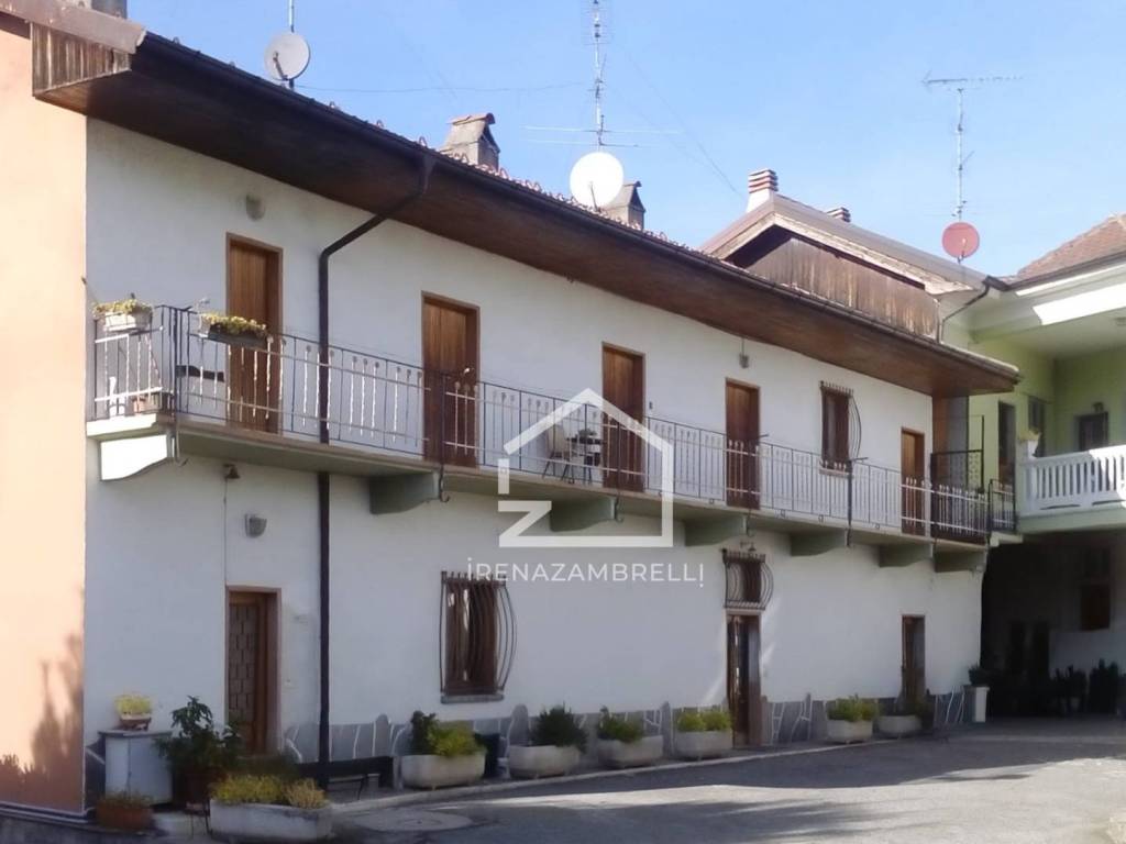 casa indipendente in vendita a Vergiate