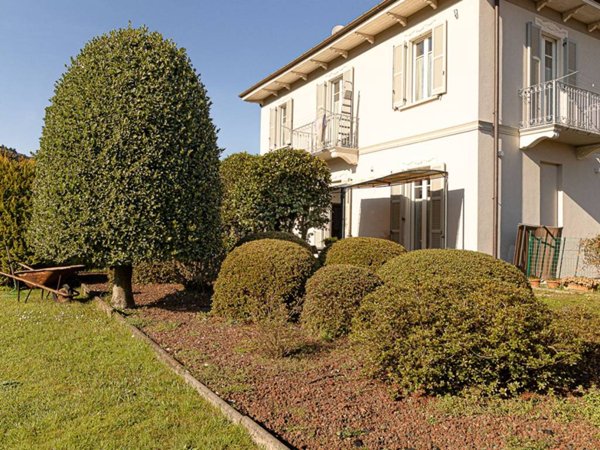 casa indipendente in vendita a Vergiate in zona Cuirone