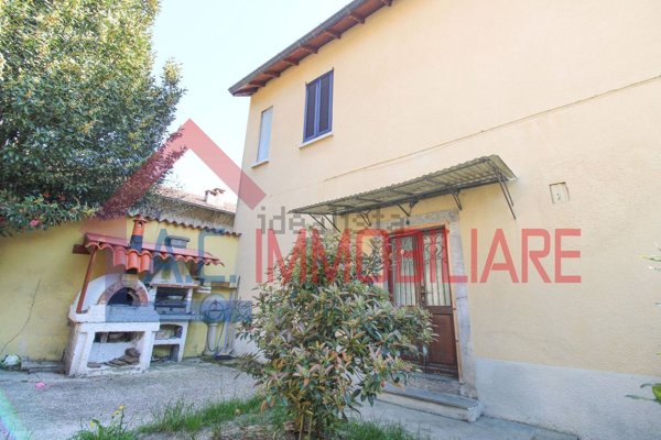 appartamento in vendita a Vergiate in zona Cuirone