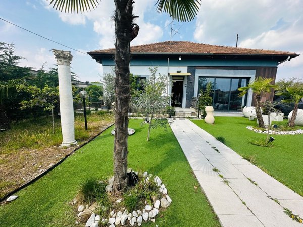 casa indipendente in vendita a Vergiate