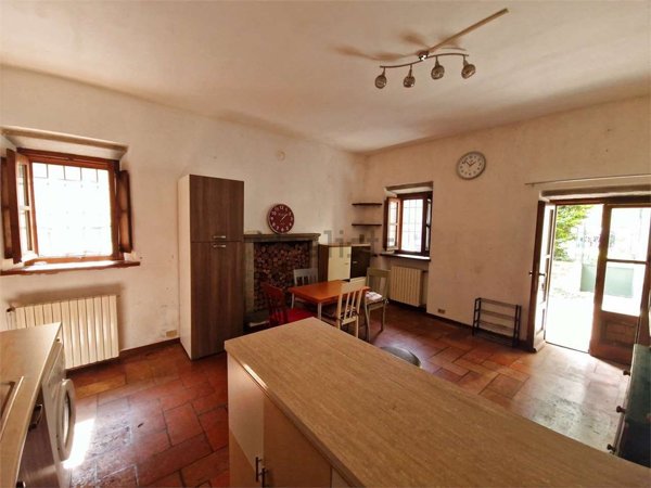 appartamento in vendita a Vergiate in zona Cuirone