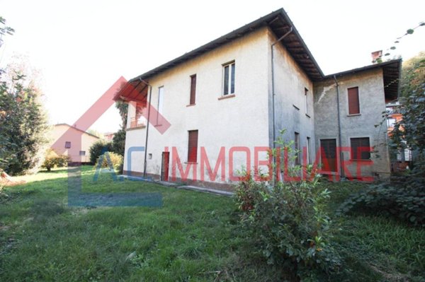 casa indipendente in vendita a Vergiate in zona Corgeno
