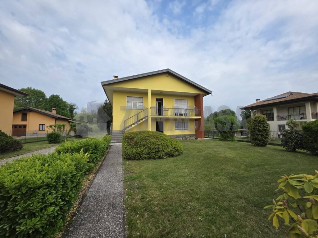 casa indipendente in vendita a Vergiate in zona Corgeno