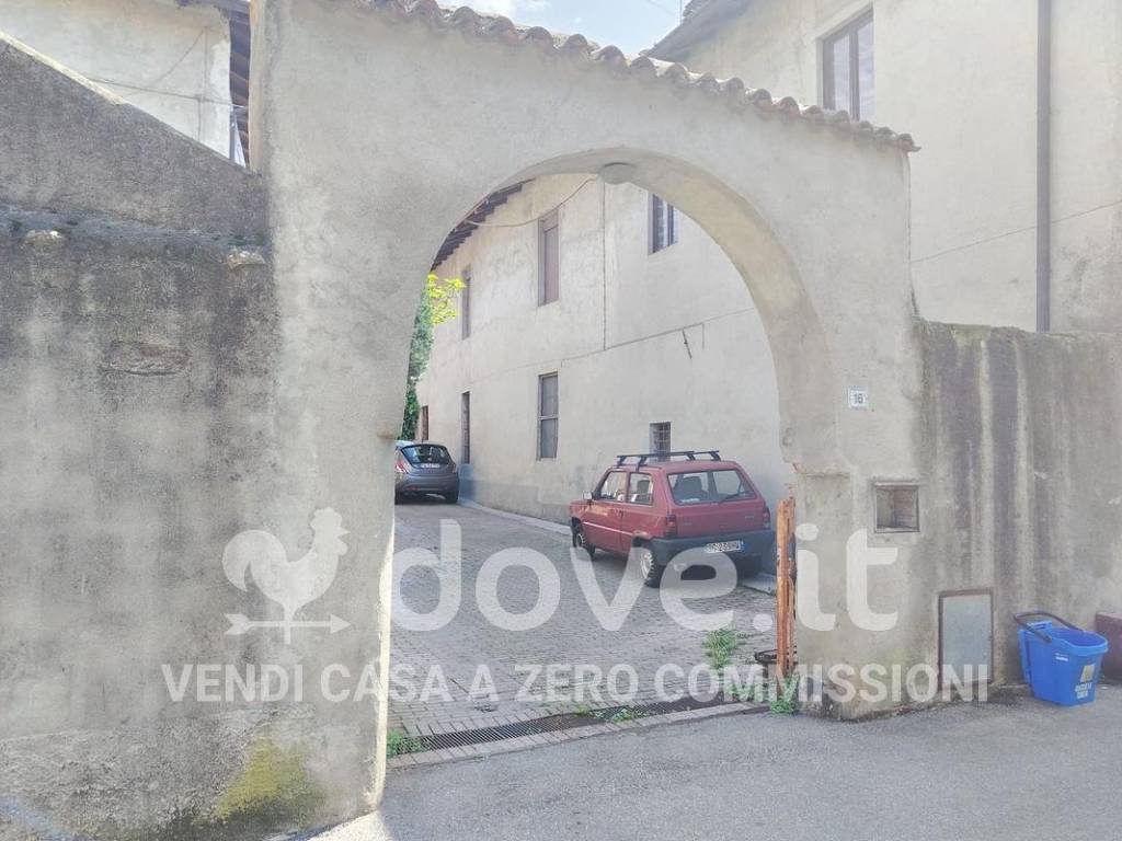 appartamento in vendita a Vergiate in zona Corgeno