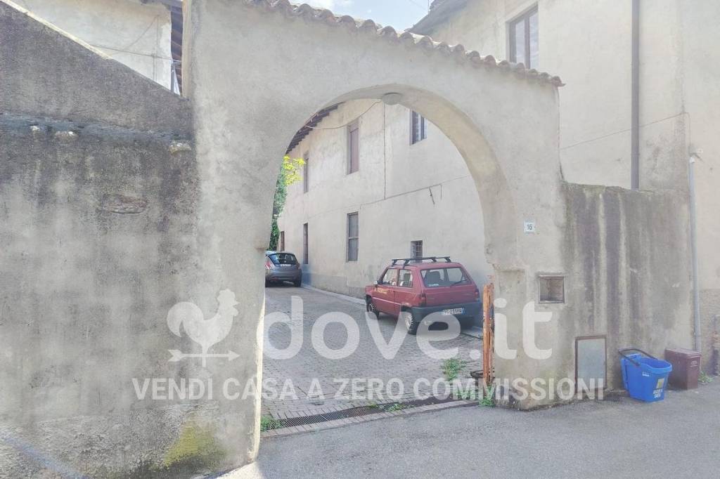 appartamento in vendita a Vergiate in zona Corgeno