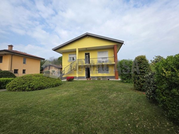 casa indipendente in vendita a Vergiate