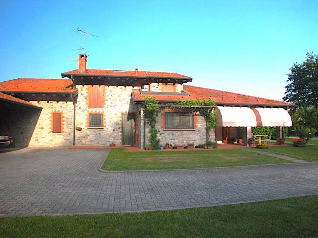 casa indipendente in vendita a Vergiate in zona Cimbro