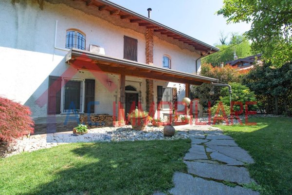 casa indipendente in vendita a Vergiate